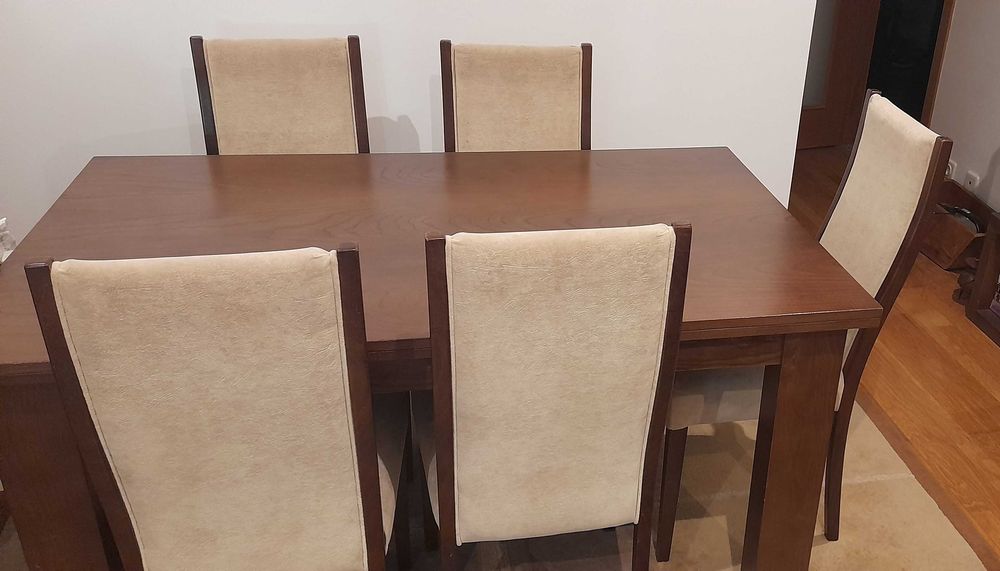 Mesa em castanho com 6 cadeiras