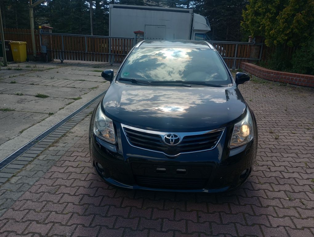 Piękna Toyota Avensis kombi mały przebieg od pierwszego właściciela