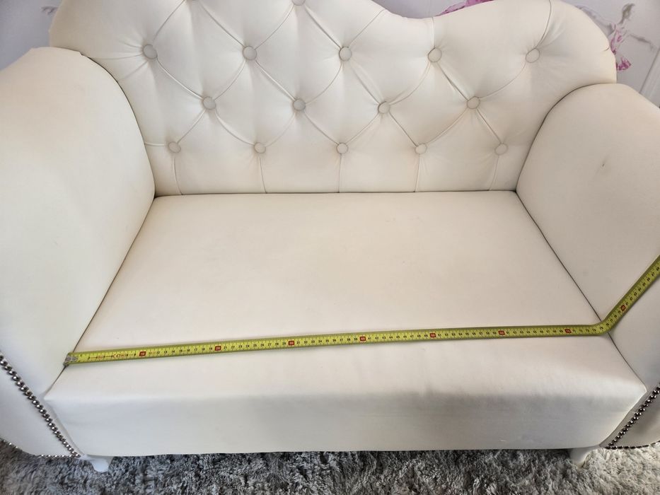 Biała dekoracyjna sofa dla dziecka