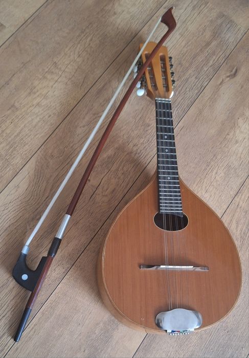 Мандоліна зі смичком і чохлом