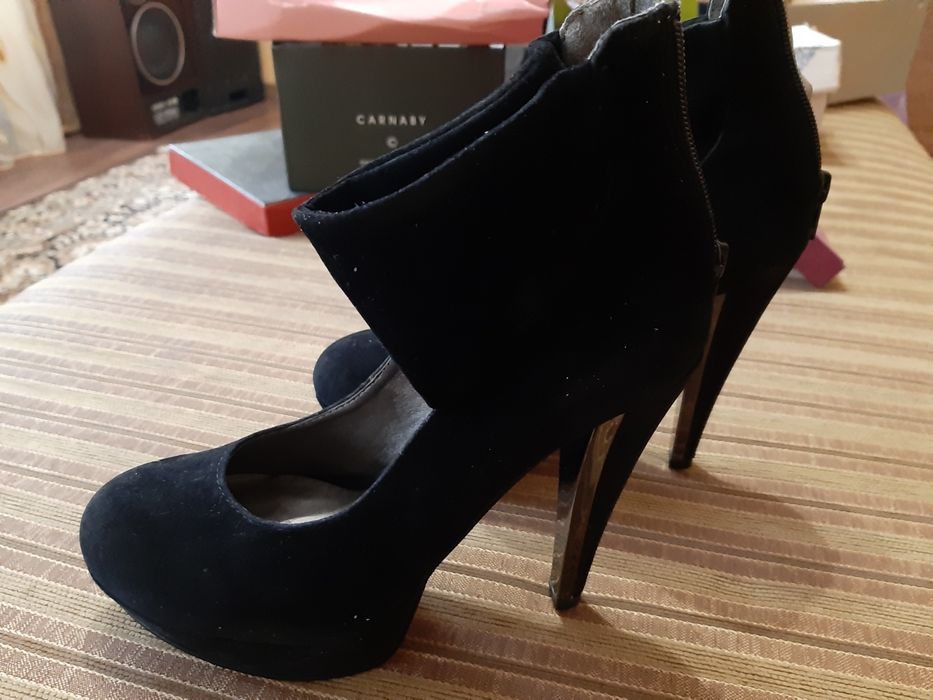 Замшевые туфли на высоком каблуке