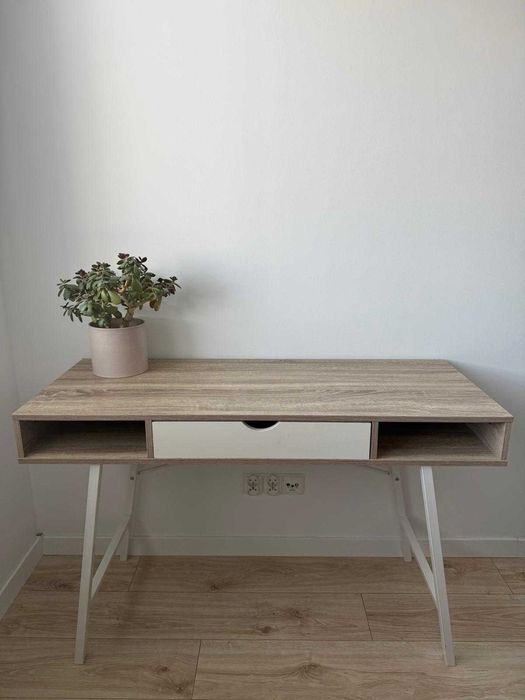 Biurko skandynawskie z szufladą – stylowe i praktyczne