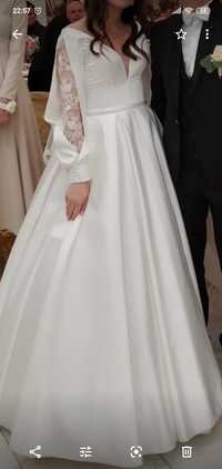 Весільна атласна сукня з хутровою накидкою