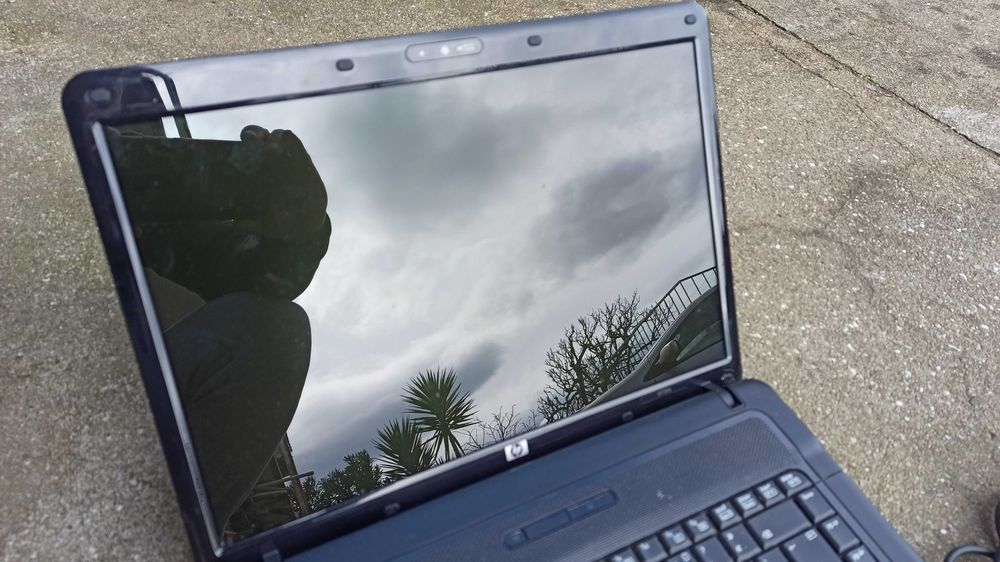 Vendo 2 portáteis avariados HP e ASUS