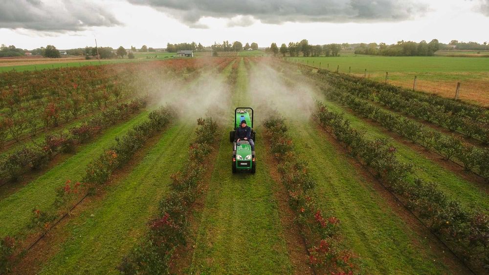 Najwęższy opryskiwacz sadowniczy do borówki z wałem szerokokątnym 600l