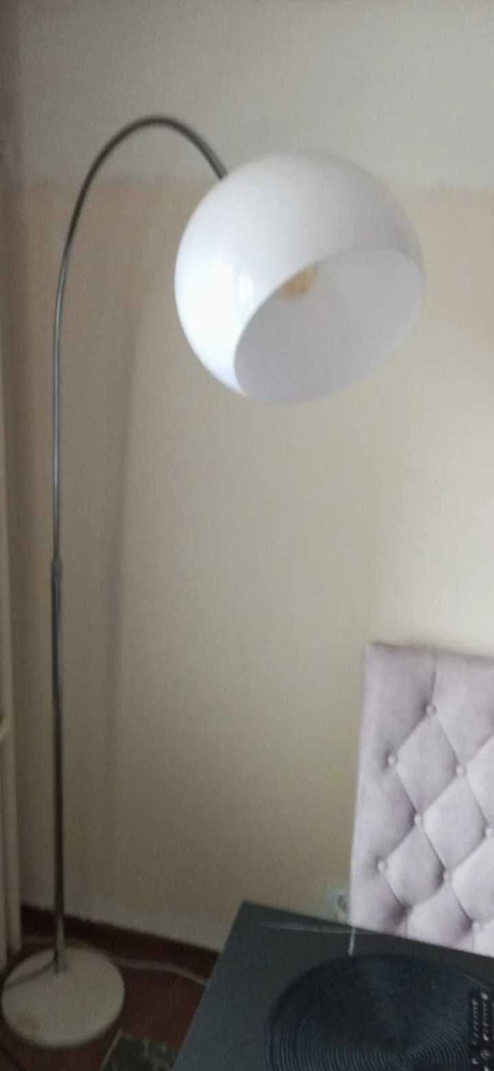 Duża lampa stojąca z podstawą kamienną