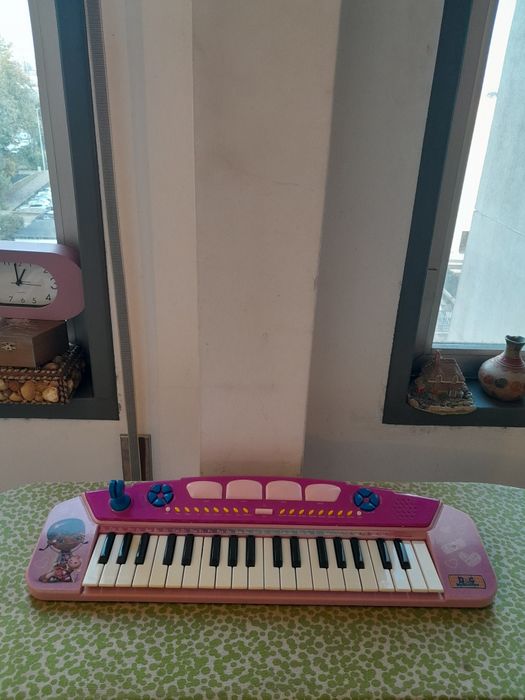 Vendo Piano para Criança a pilhas muito bonito como novo
