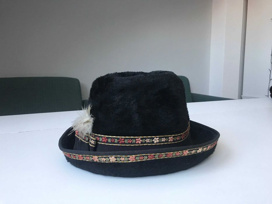 Vintage czarny kapelusz damski fedora ze zdobieniem w kwiaty