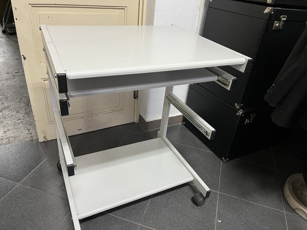 Secretária em chapa para computador, etc