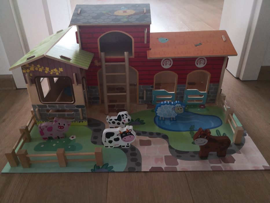 Drewniana farma ze zwierzątkami