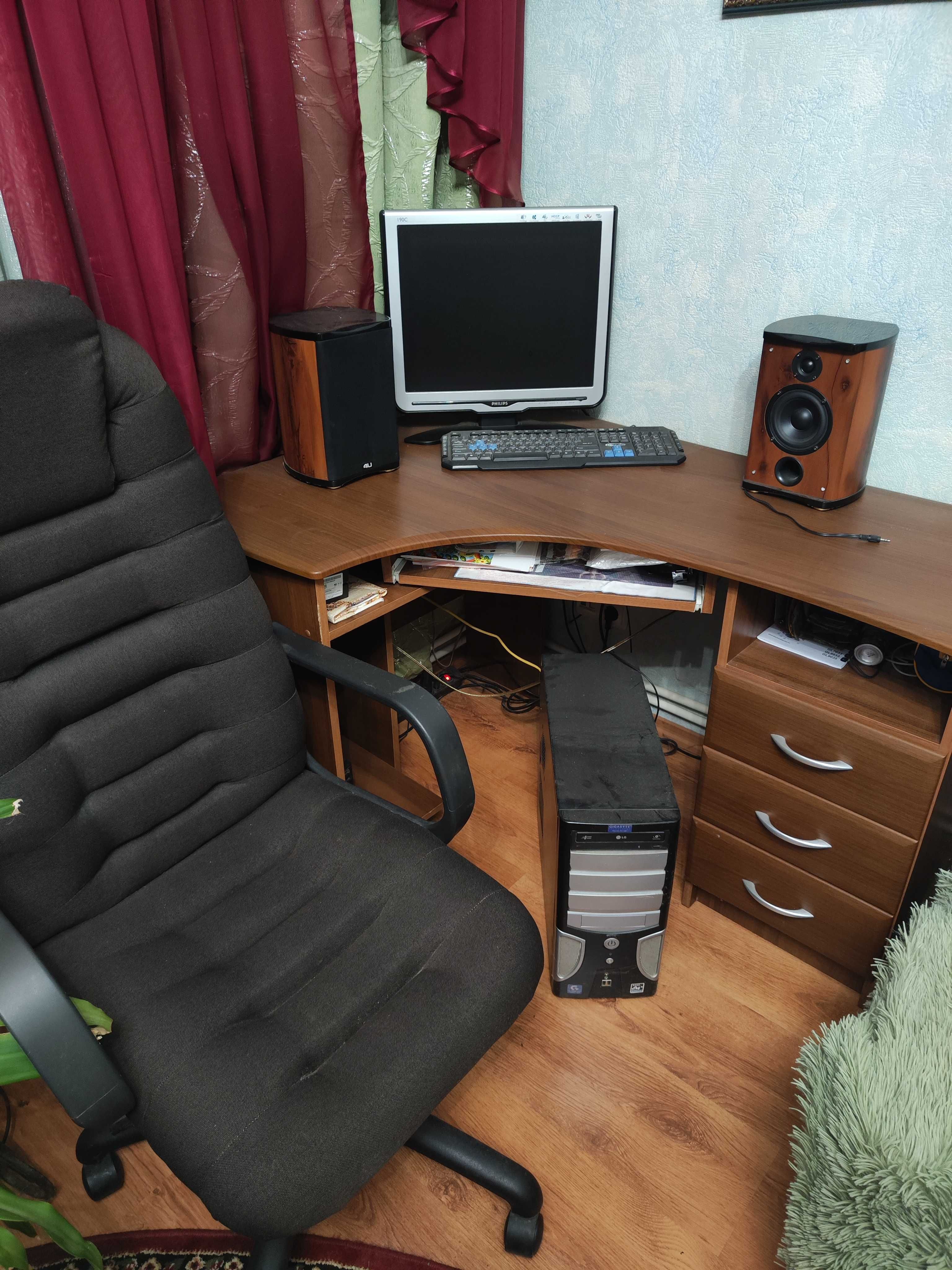 Компьютерные стол и кресло