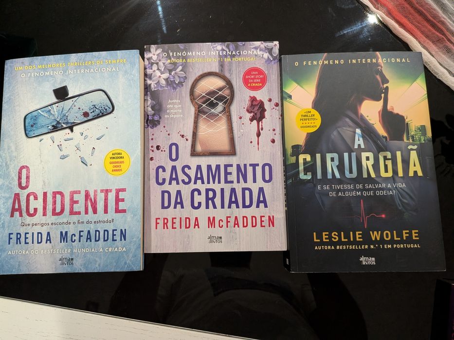 Vários livros (Problema dos 3 corpos, A Hora do Vampiro.)