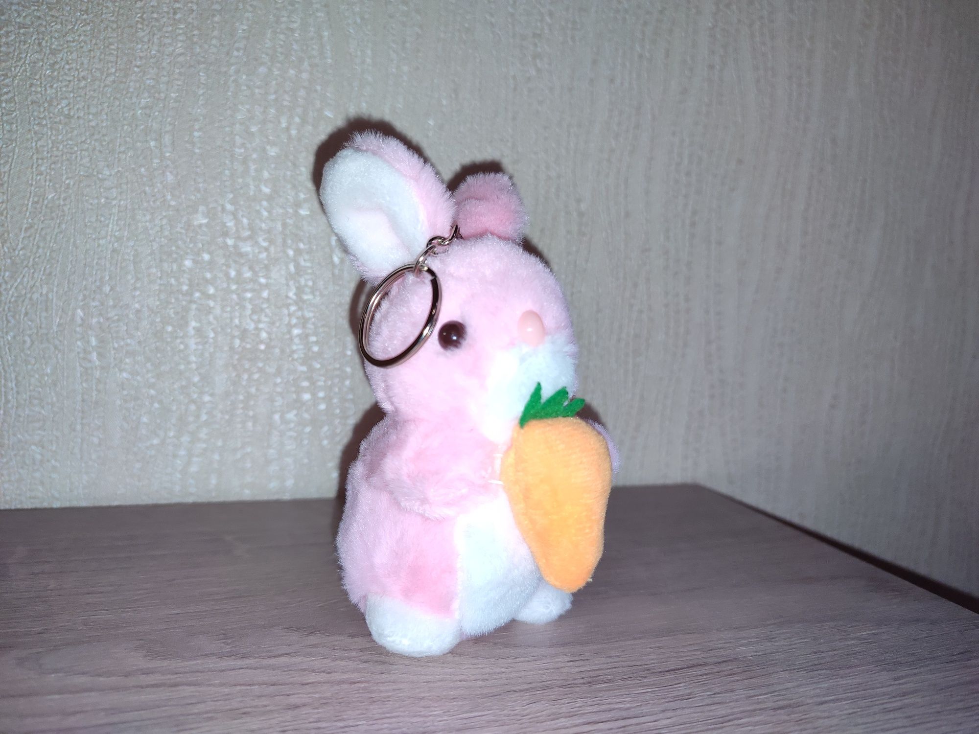 Іграшка рожевий кролик дармовис (бридок)