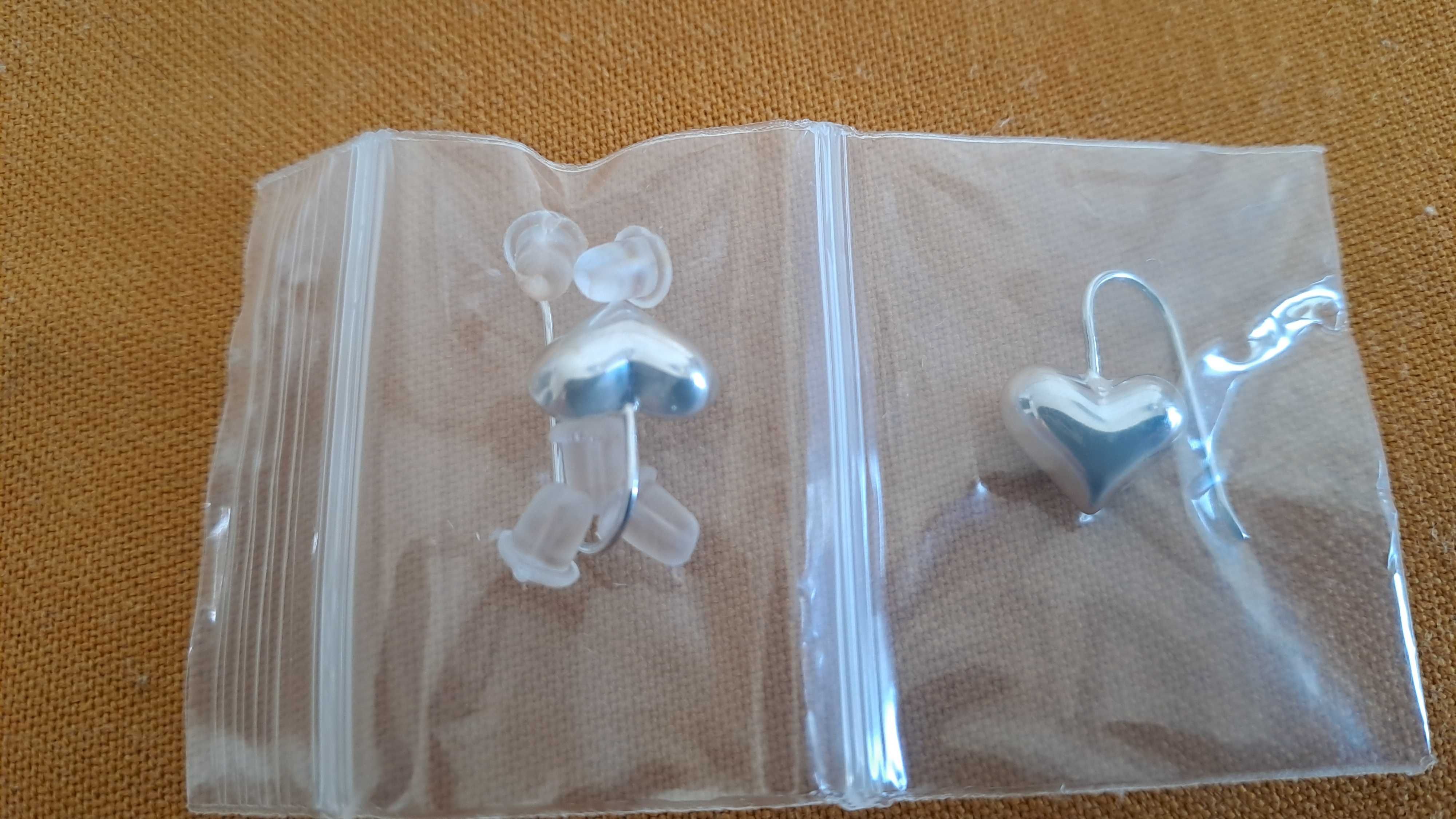 Brincos de corações. Novos