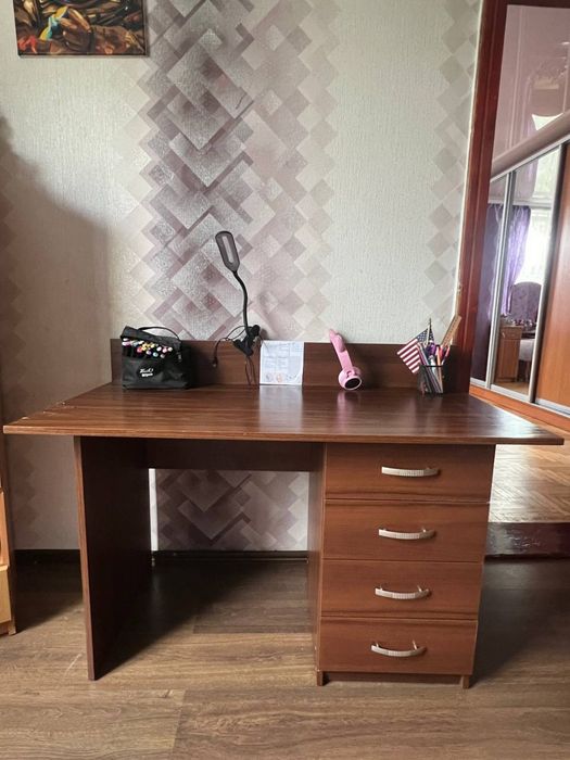 Стіл письмовий