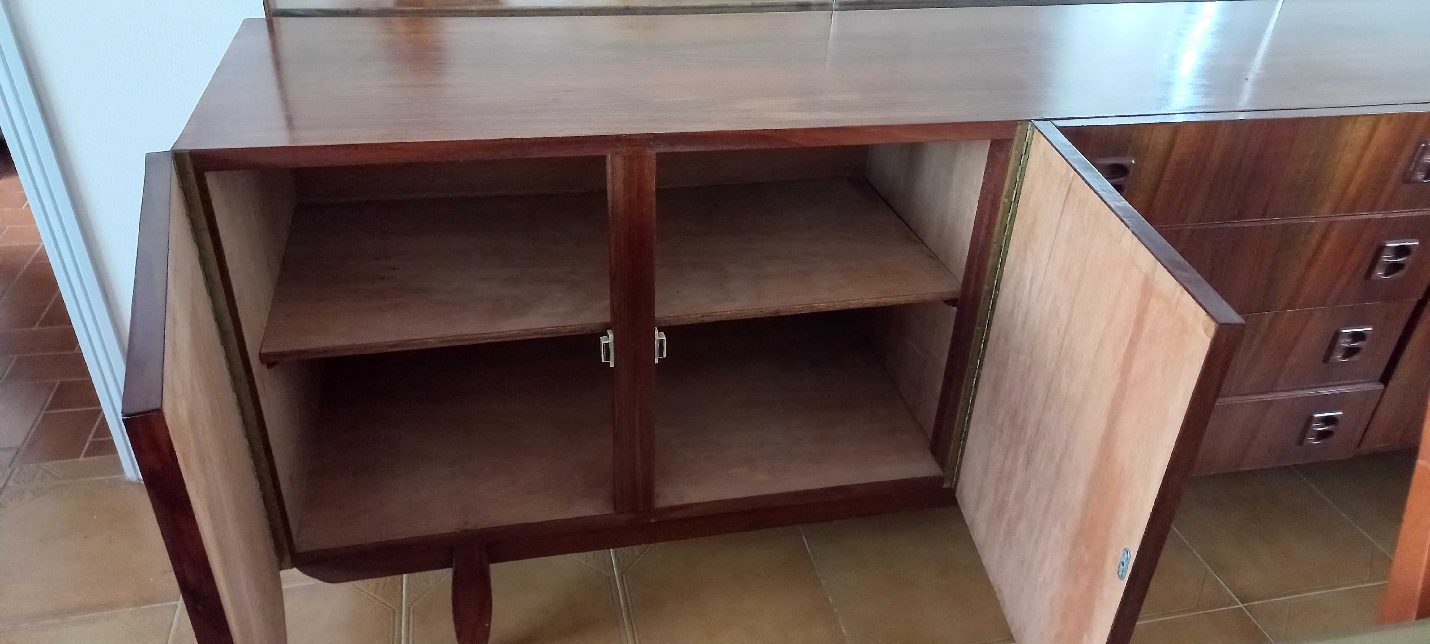 Aparador de sala com espelho
