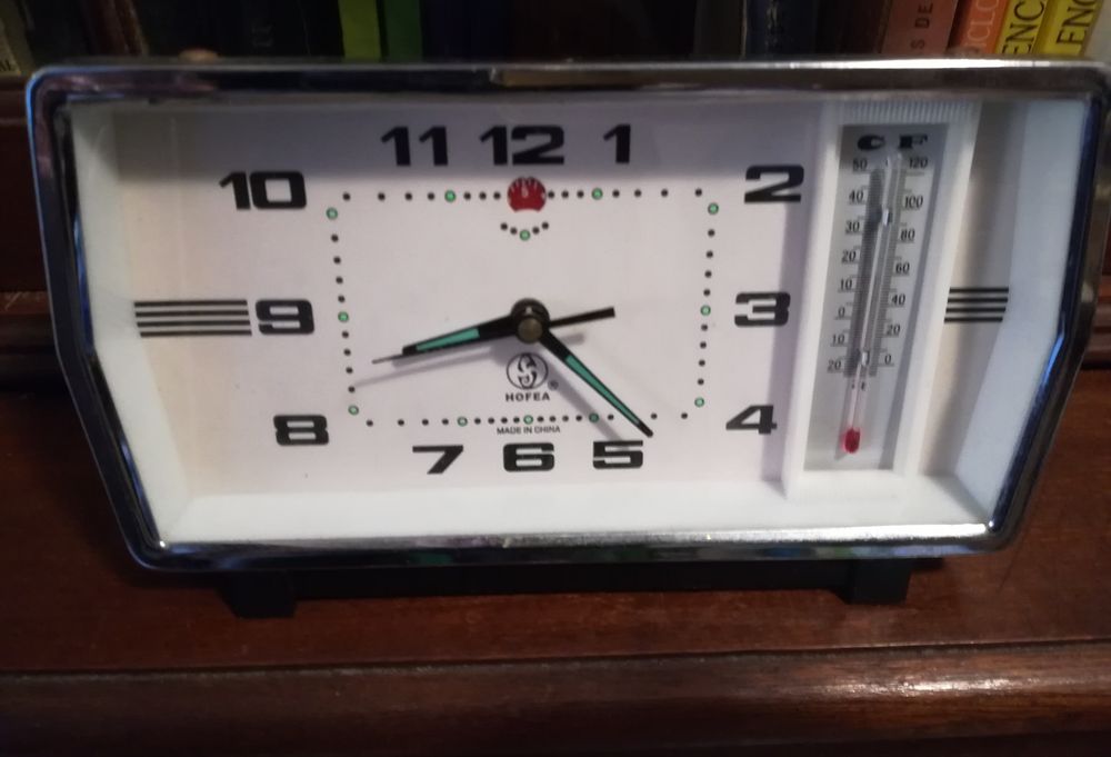 Relógio antigo com despertador