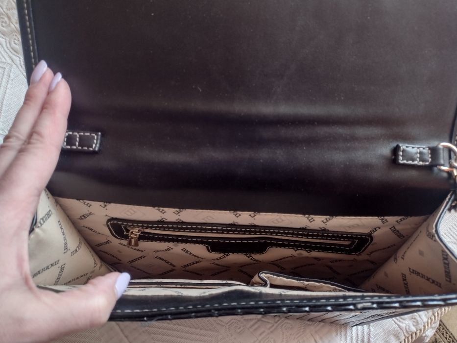 Czarna lakierowana torebka Mohito