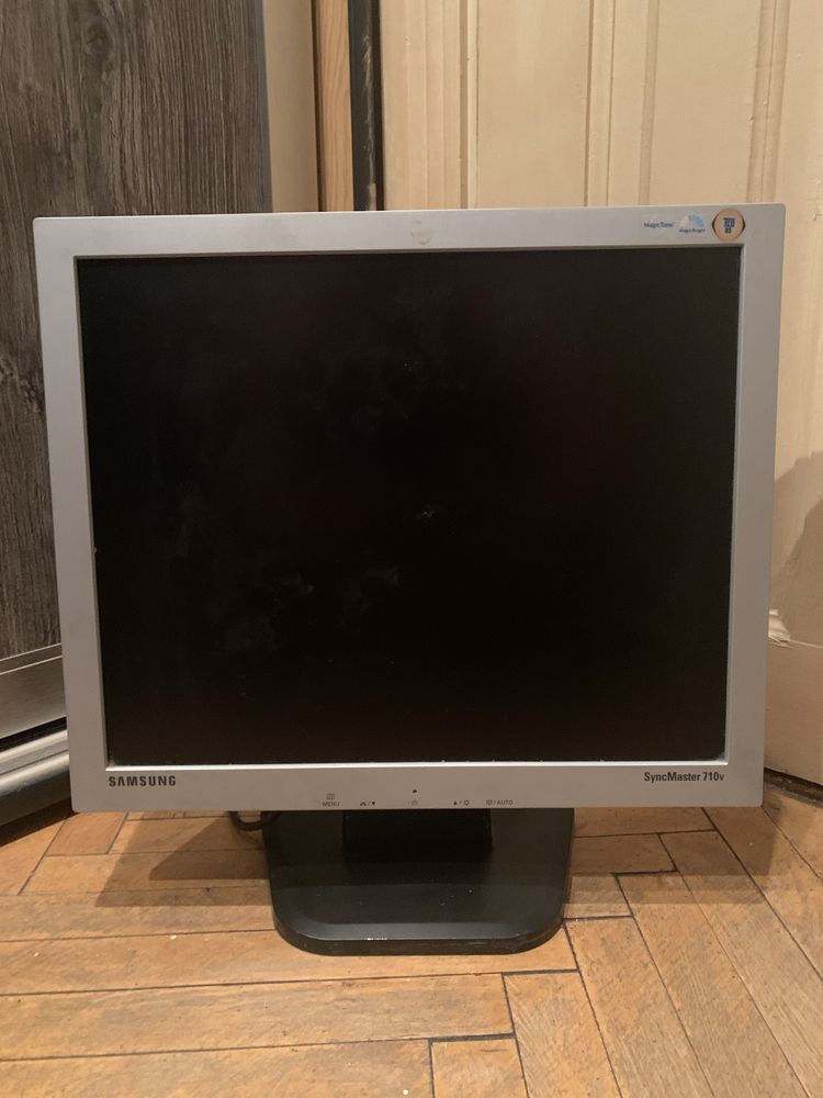 Монитор Samsung SyncMaster 710v