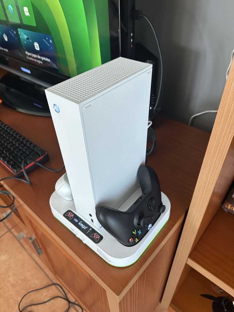 Xbox s + 2 comandos + 2 batereias + estação de carregamento + teclado