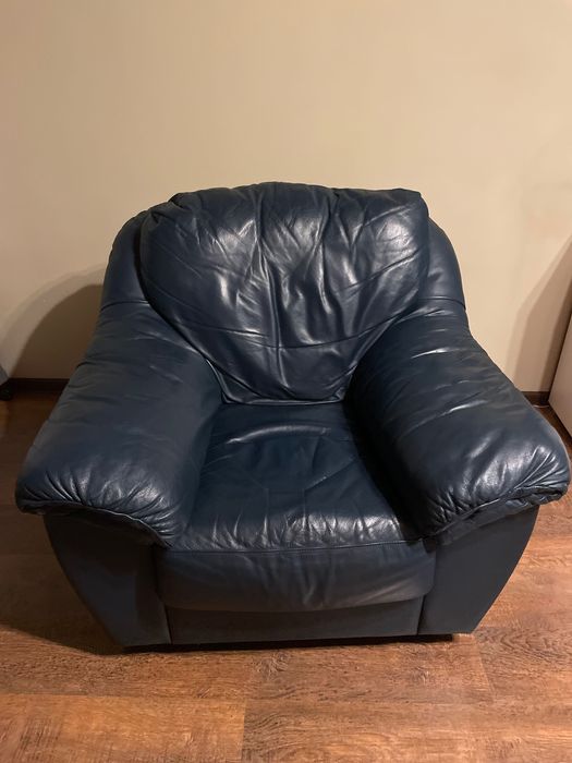 FOTEL z  IKEA  skóra świńska naturalna KOLOR GRANATOWY .