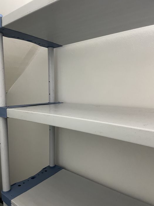 Prateleiras cinza e azul