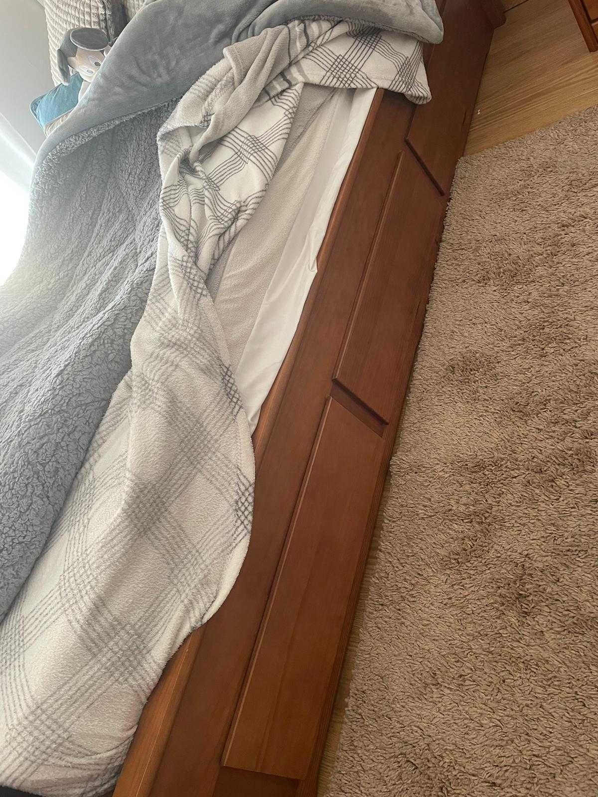 Cama de solteiro de madeira mogno com mesinha de cabeceira