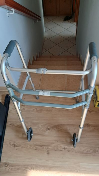 Balkonik chodzik dla starszej osoby