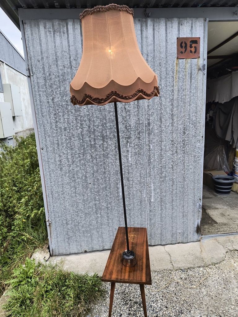 Stara lampa że stolikiem PRL
