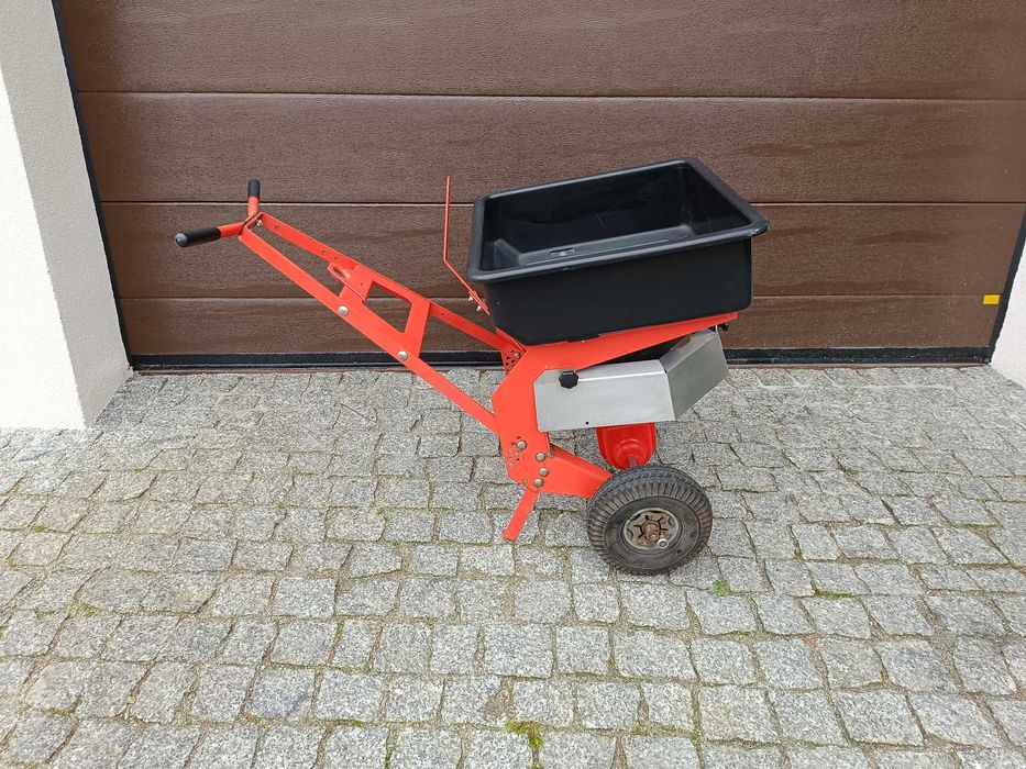 Rozsiewacz SOLARKA PIASKARKA RAUCH K 51 siewnik do nasion piasku soli