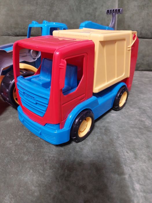 Мусоровоз, трактор комплект