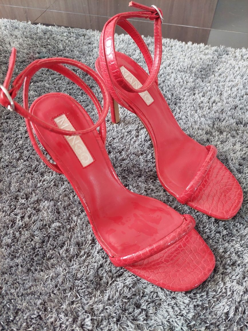 Sandálias salto alto vermelho