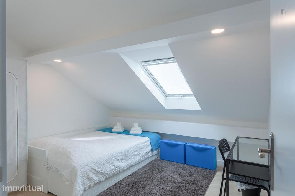 47416 - Quarto com cama de casal numa...