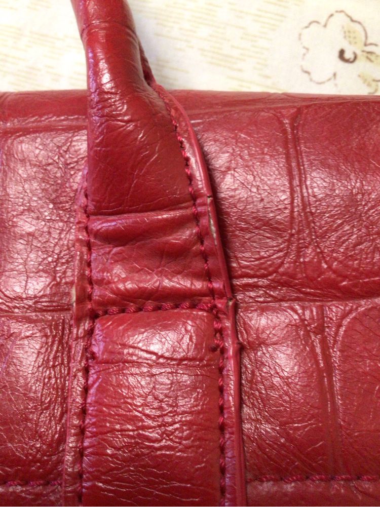 Фирменная женская сумка Fiorelli красного цвета