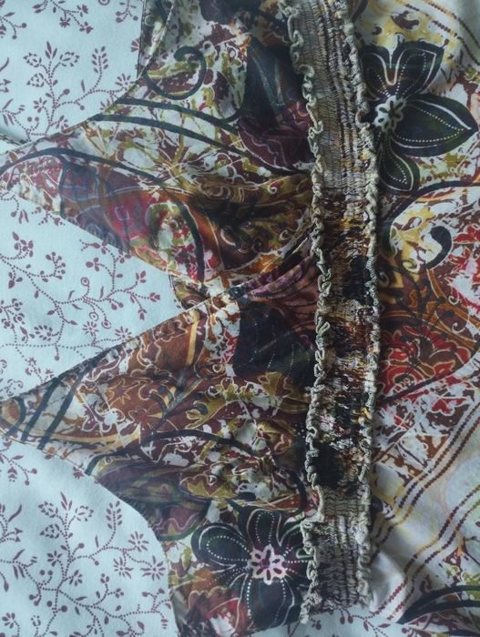 Top com decote em bico e alças finas