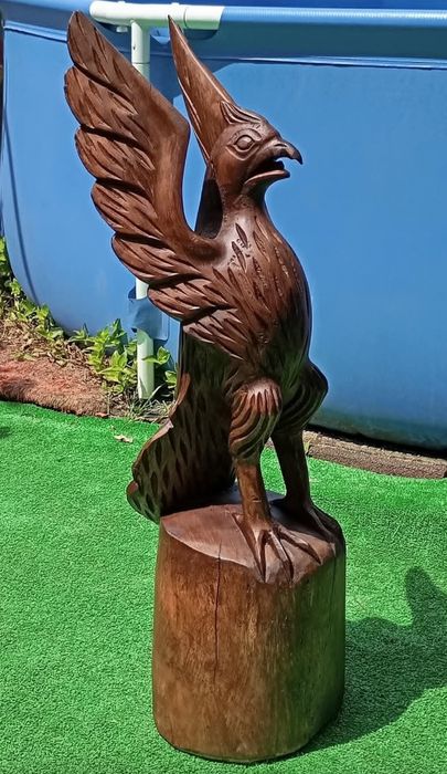 Águia esculpida manualmente em madeira.