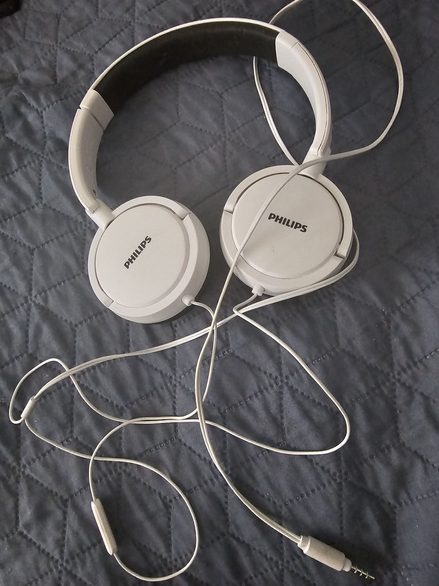 Białe słuchawki Philips