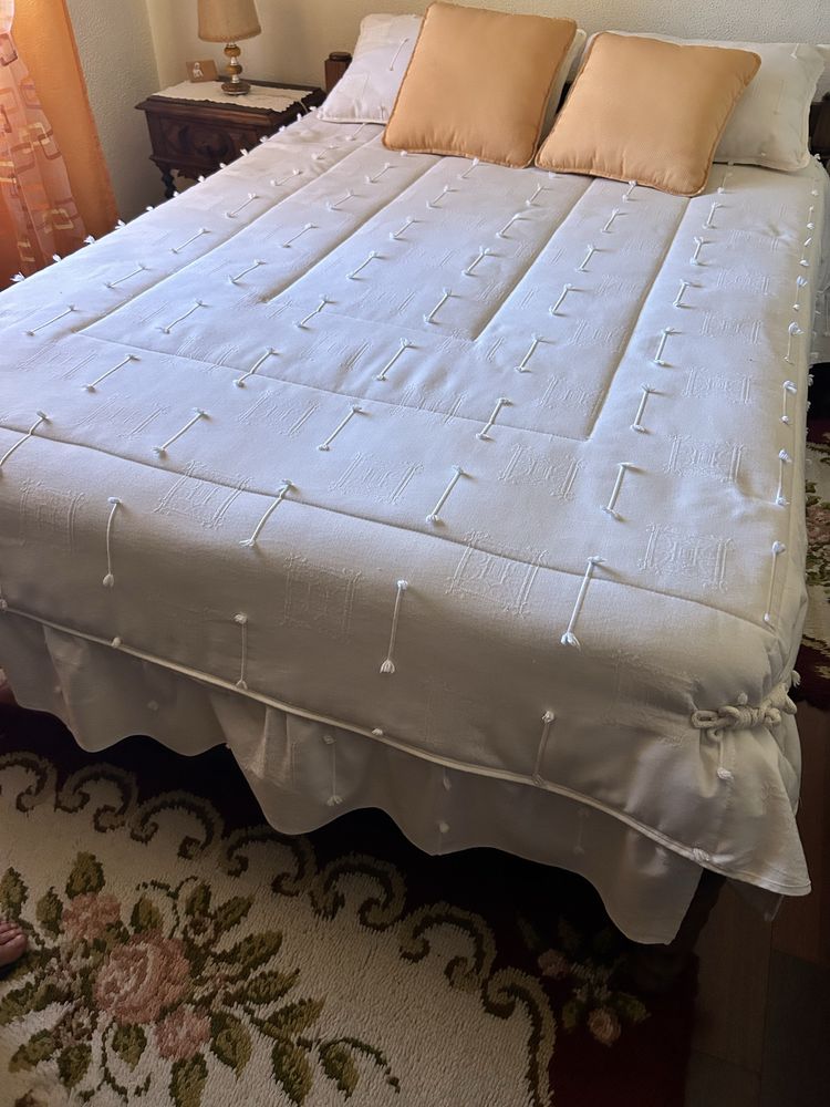 Vendo mobilia de quarto antigo em castanho