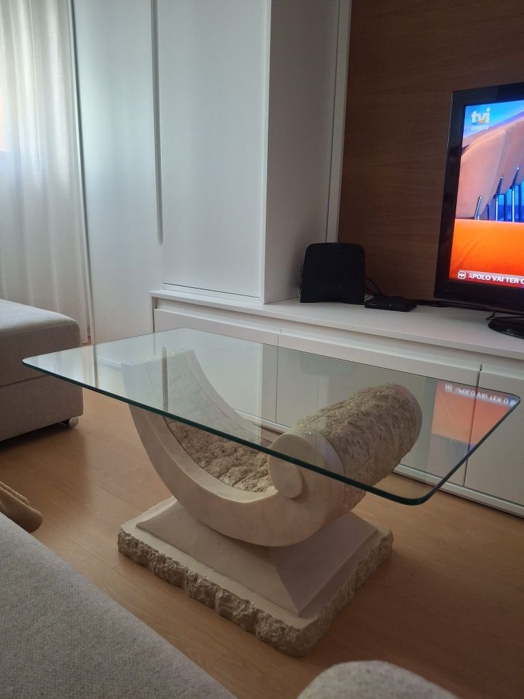 Mesa de centro em pedra e vidro