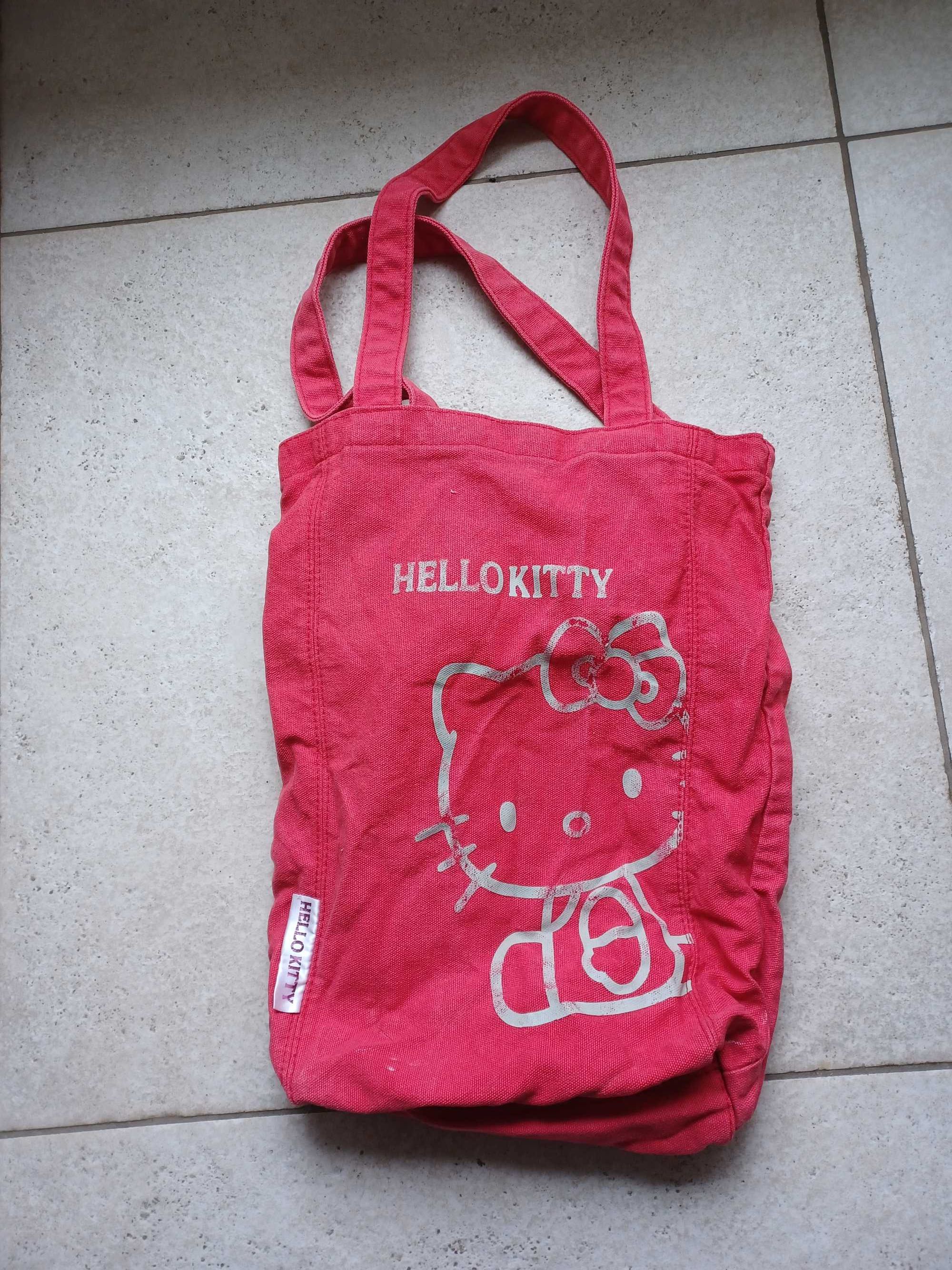 Saco vermelho com logotipo da Hello Kitty