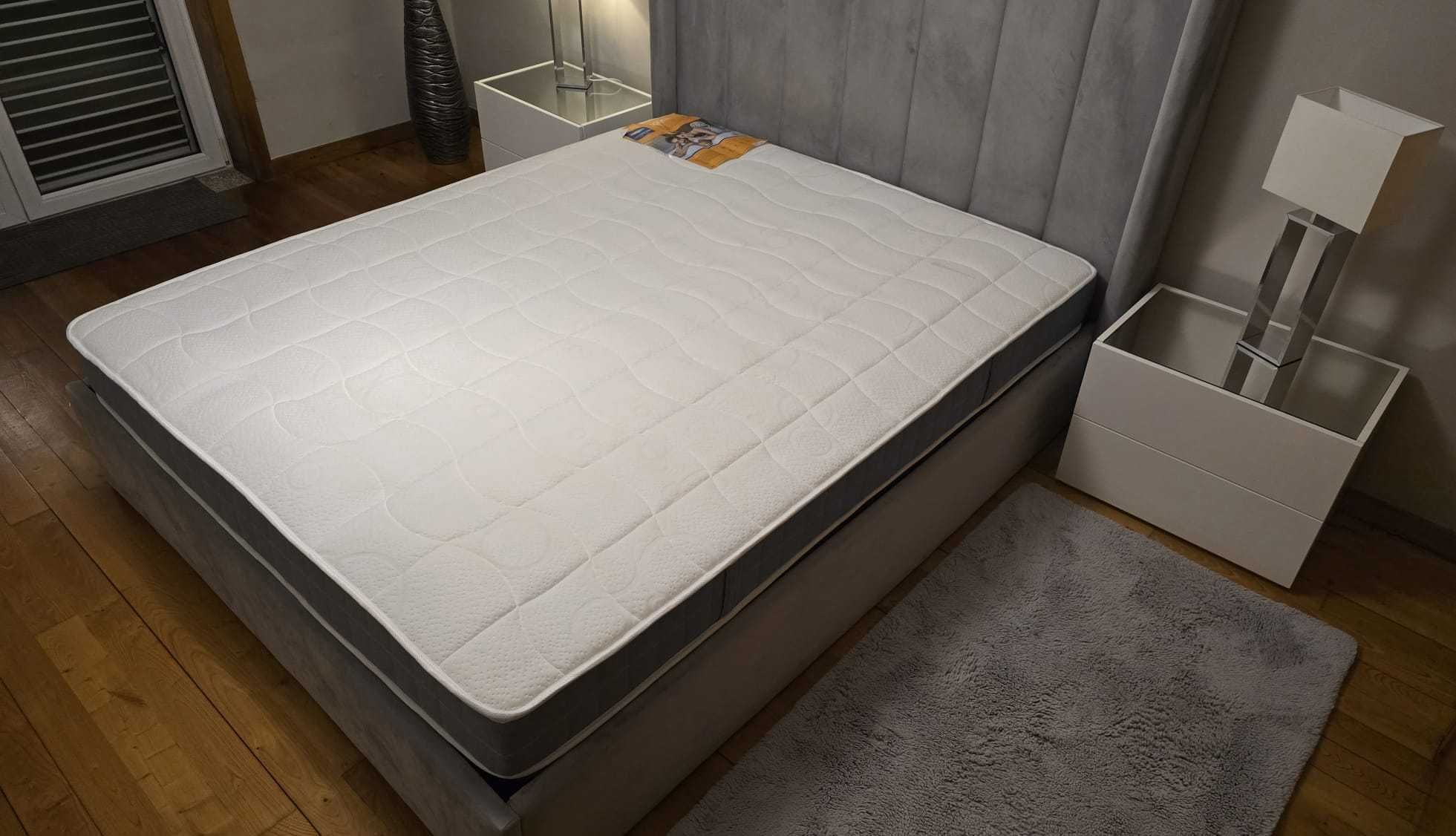 Cama e mesas de cabeceira como novas, colchão novo e candeeiros