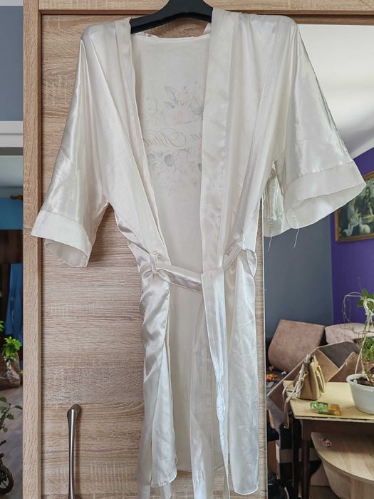 Biały szlafrok ślubny