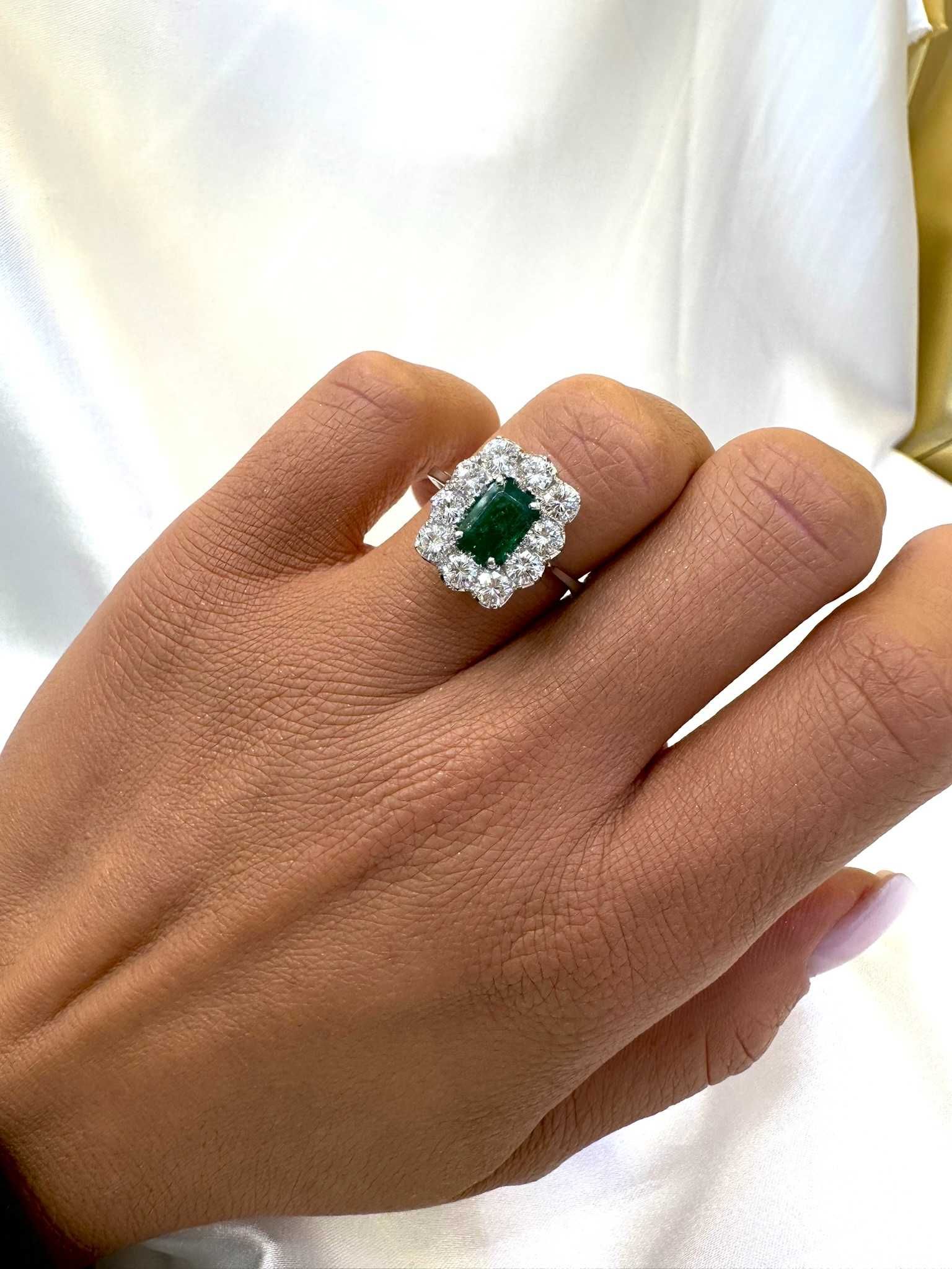 Pierścionek z naturalnym szmaragdem  i diamentami naturalnymi 1.20 Ct