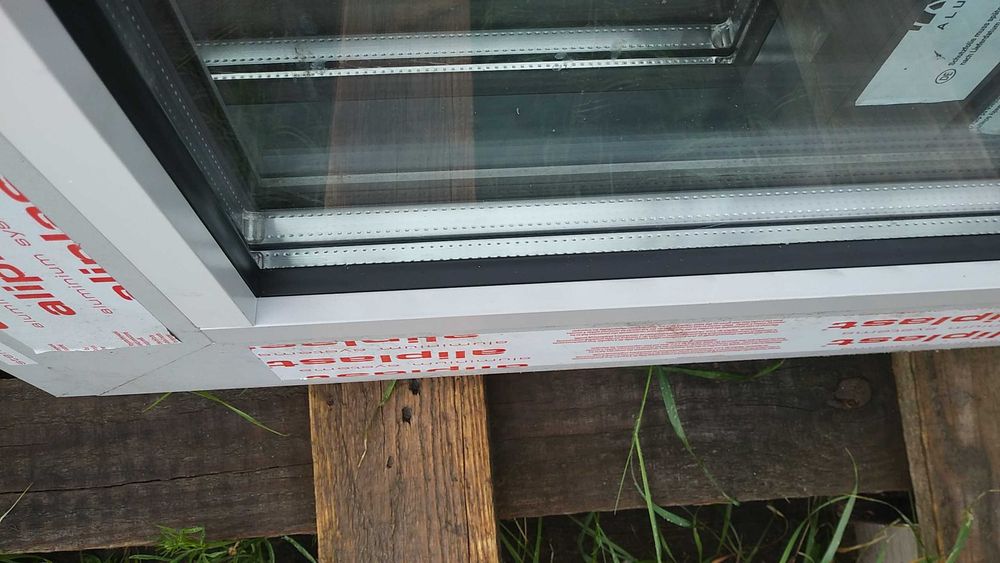 Okno aluminiowe 88/143 szare trzy szybowe