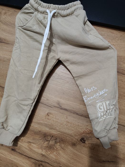 Dres dziewczęcy nowy