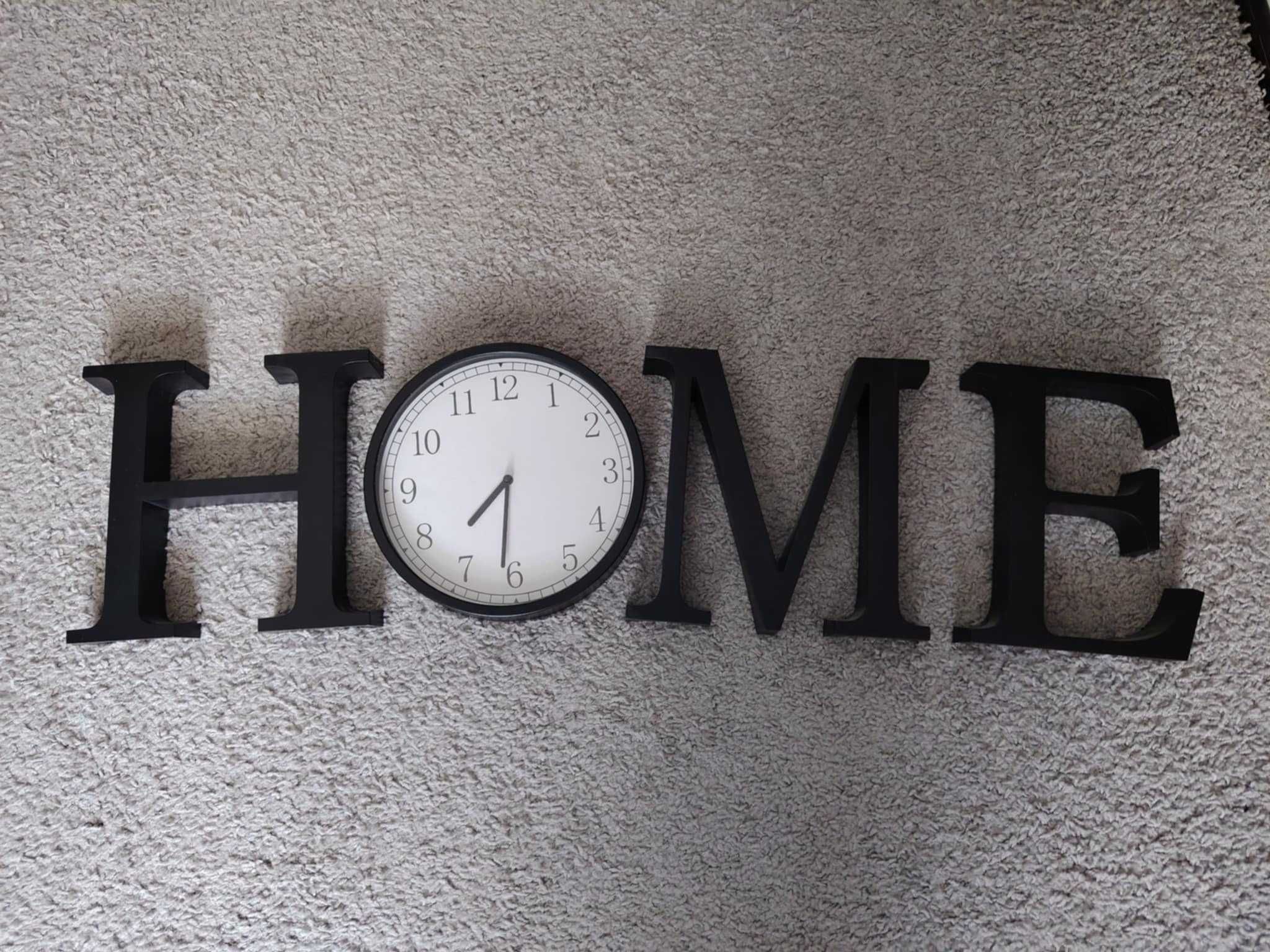 napis z zegarkiem home