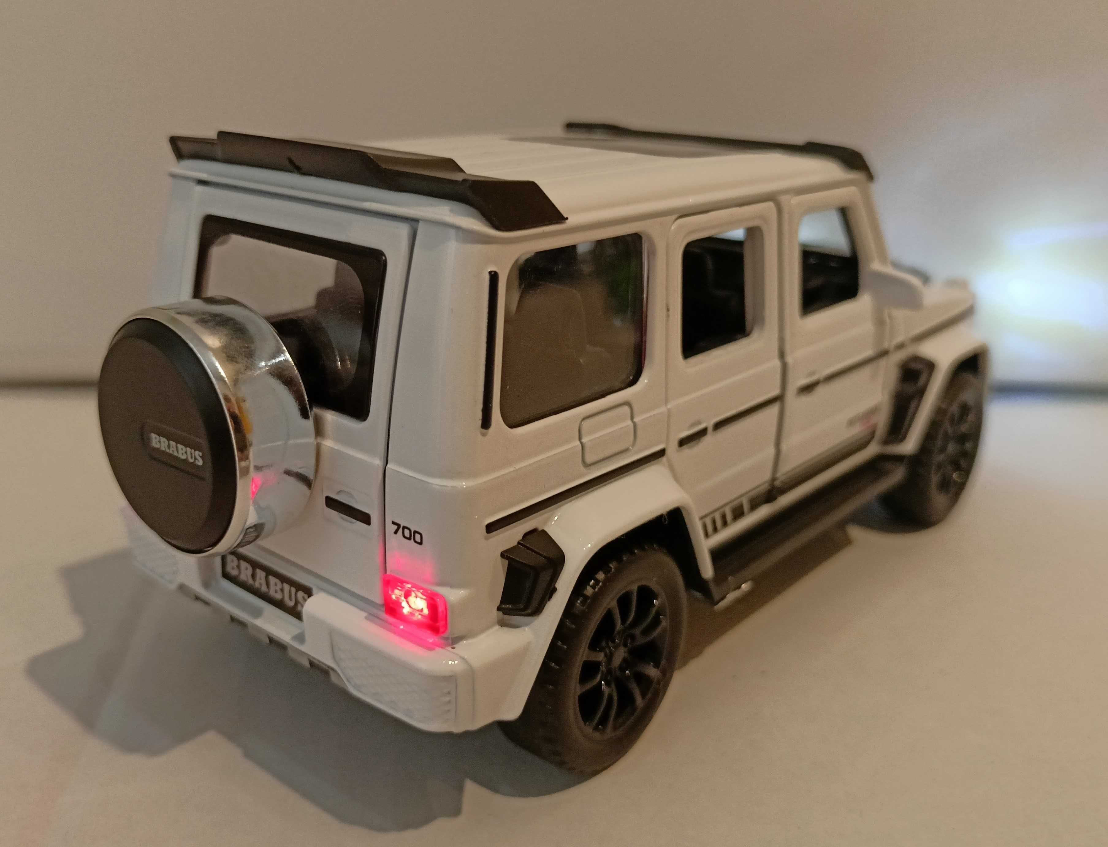 Autko Mercedes G-klasa G65 AMG zabawka 1:32 METAL