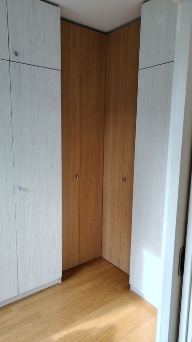 Szafa w narożnej zabudowie