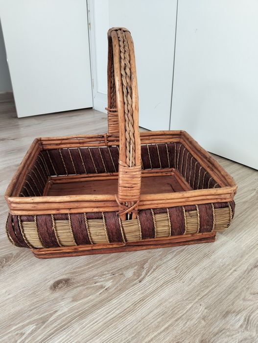 Cesta de verga decorativa