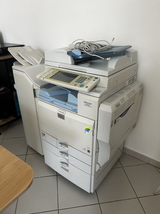 Multifunções RICOH com Finalizador